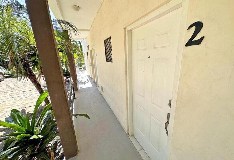 سوییت لوکس, Surf Ranch Hotel & Resort