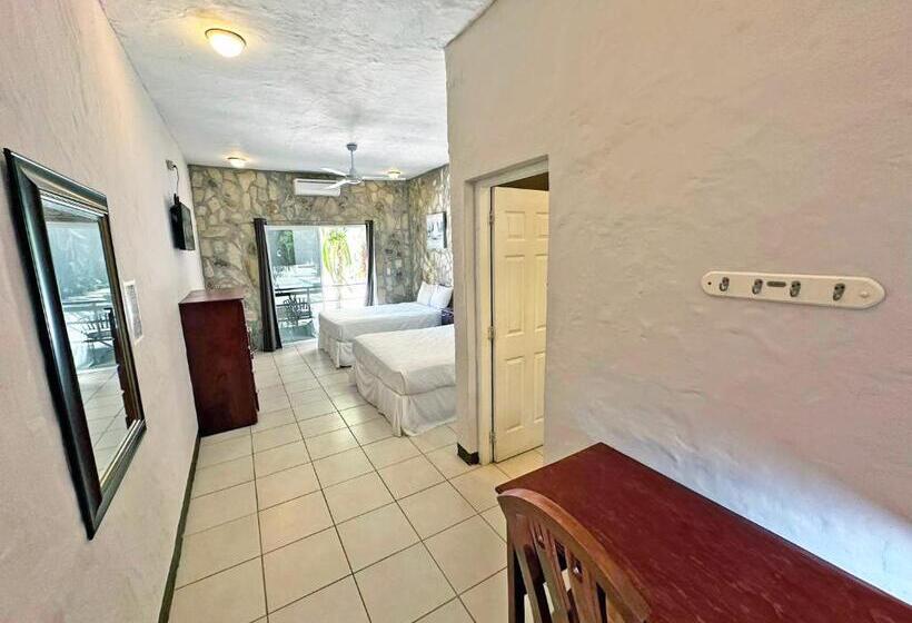 سوییت لوکس, Surf Ranch Hotel & Resort