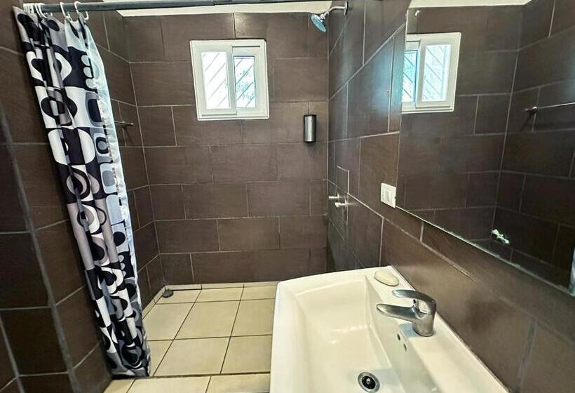 سوییت لوکس, Surf Ranch Hotel & Resort