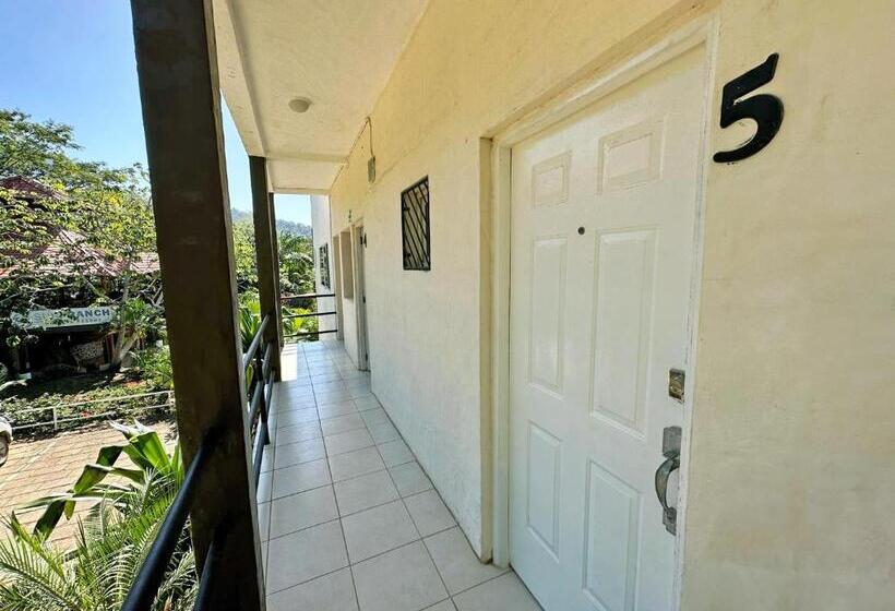 استودیوی لوکس, Surf Ranch Hotel & Resort