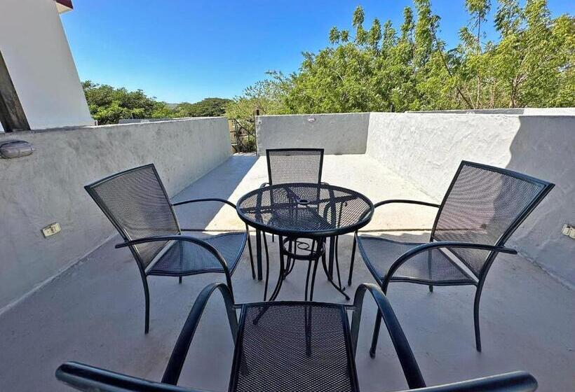 استودیوی لوکس, Surf Ranch Hotel & Resort