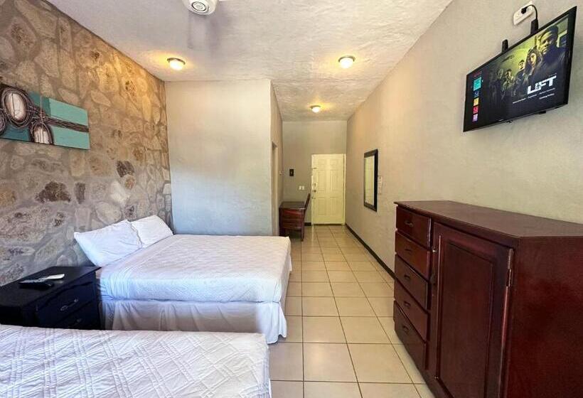 استودیوی لوکس, Surf Ranch Hotel & Resort