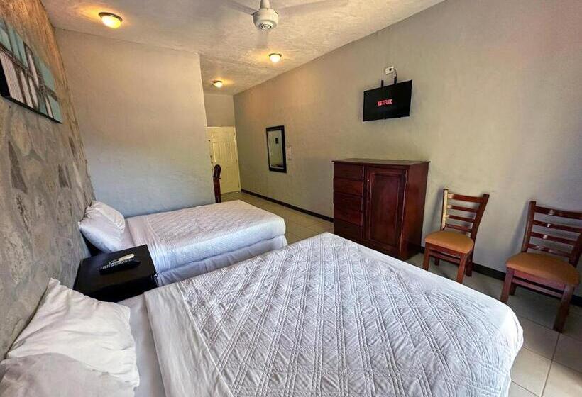 استودیوی لوکس, Surf Ranch Hotel & Resort