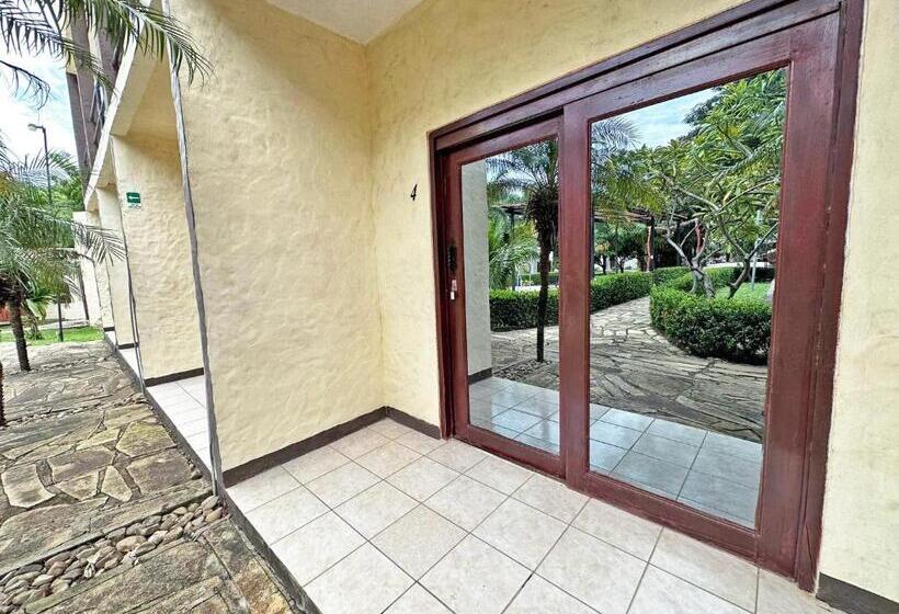 اتاق استاندارد با چشم‌انداز باغ, Surf Ranch Hotel & Resort