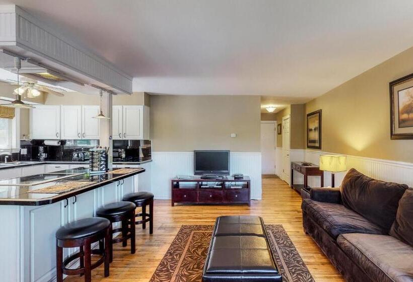 شقة غرفتين, Driftwood Waterfront Gem