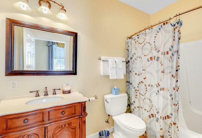 带大床的套房, The Colonels Suites