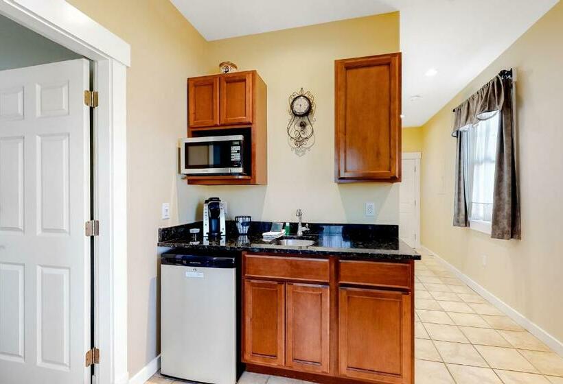 جناح سرير كينج, The Colonels Suites