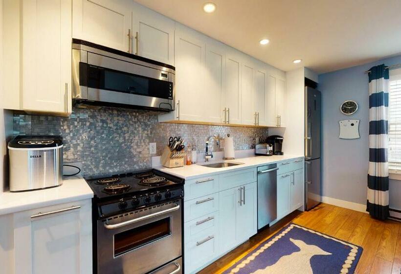 استودیوی استاندارد, Provincetown Waterfront Studio