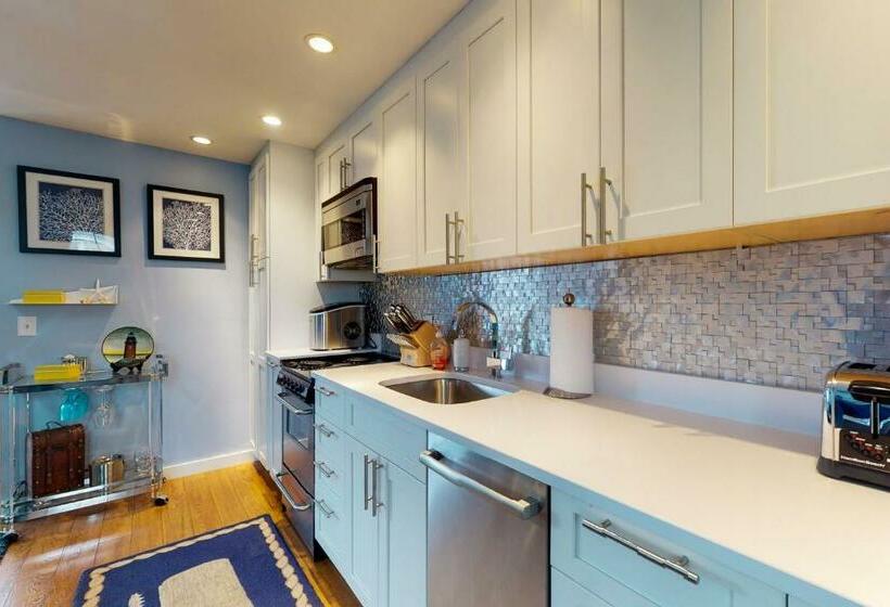 استودیوی استاندارد, Provincetown Waterfront Studio