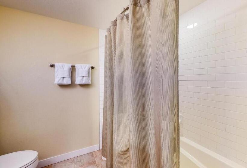 חדר סטודיו סטנדרד, Fraser Crossing 3404