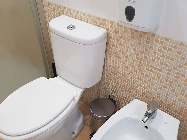 اتاق استاندارد چهار تخته, B&b Gisira