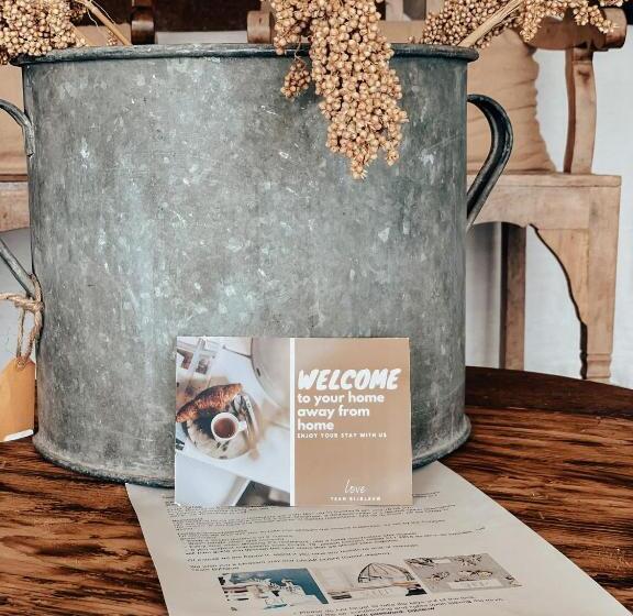 سوییت با چشمانداز دریا, Bijblauw