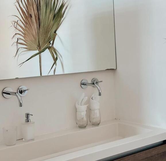 اتاق استاندارد با بالکن و چشمانداز دریا, Bijblauw