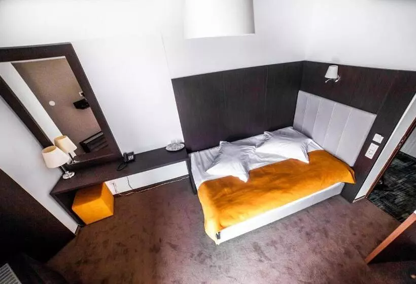 Economy Yhden Hengen Huone, Europeca