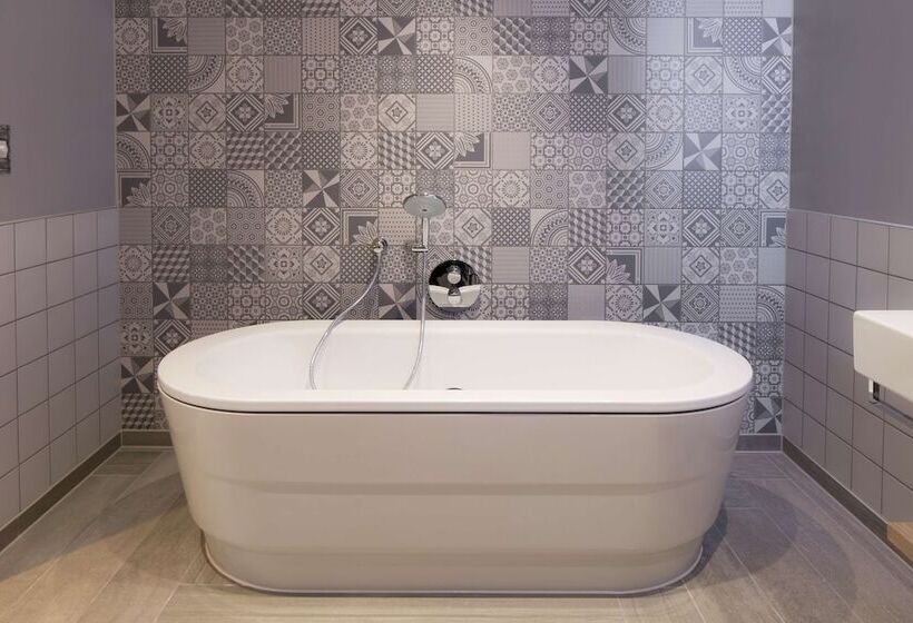 מיטת קינג בסוויטה, Hilton Bournemouth