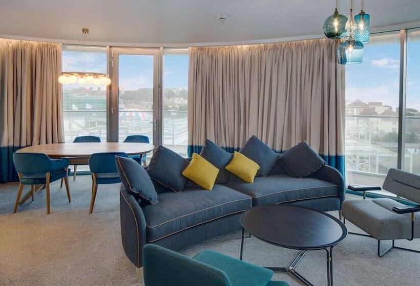מיטת קינג בסוויטה, Hilton Bournemouth