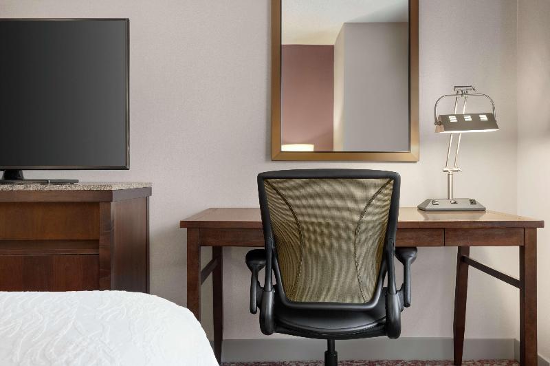 اتاق استاندارد با تخت بزرگ, Hilton Garden Inn Louisville Downtown