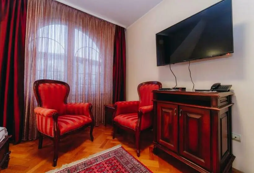 اتاق لوکس, Madison Kragujevac