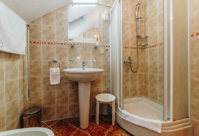 اتاق لوکس, Madison Kragujevac