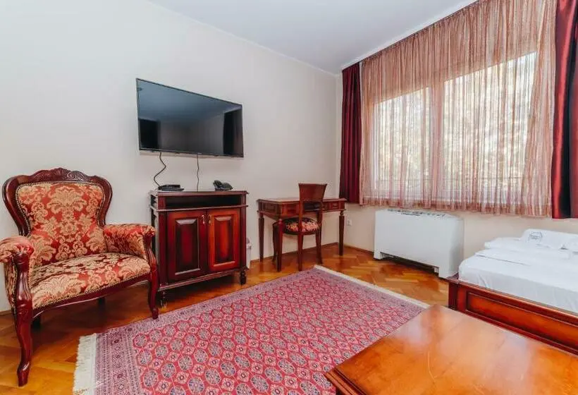 اتاق لوکس, Madison Kragujevac