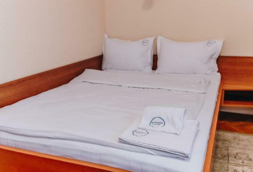 اتاق استاندارد سه نفره, Madison Kragujevac