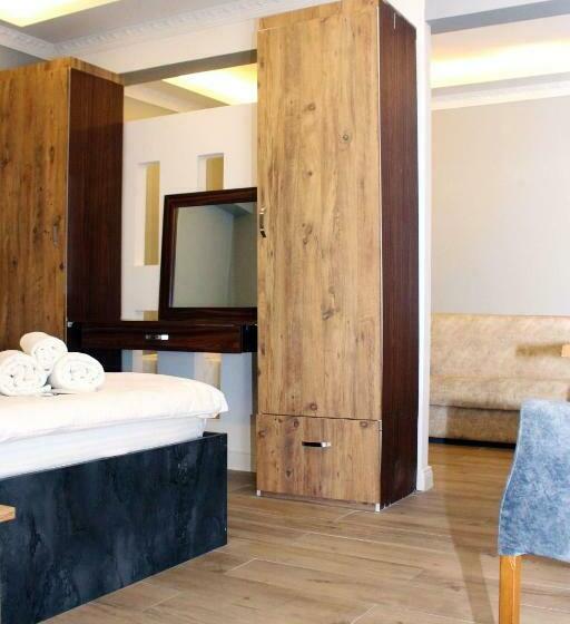 デラックストリプルルーム, Biglife