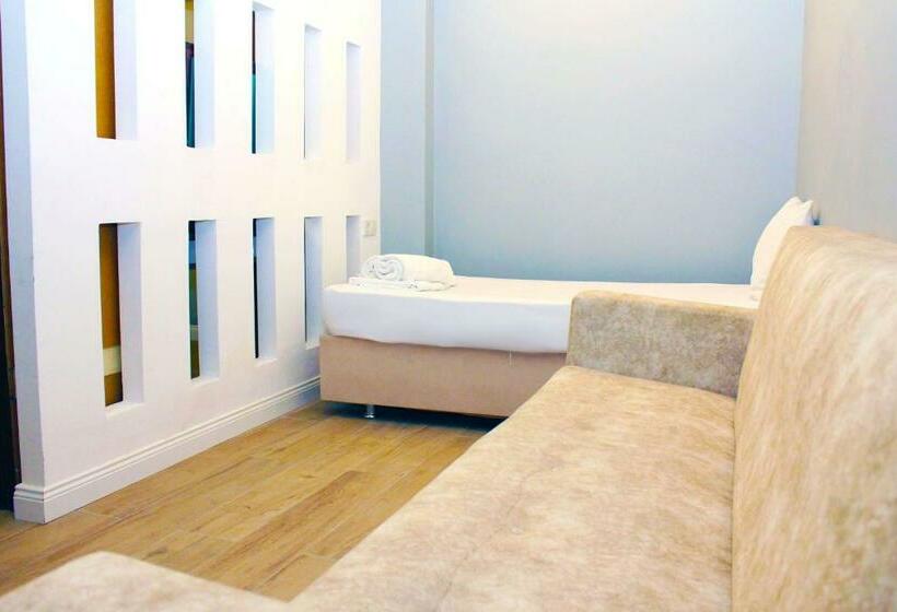 デラックストリプルルーム, Biglife