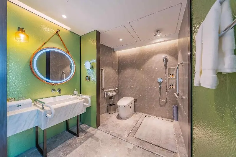 身障者適用キングサイズベッドルーム, Holiday Inn Zhuhai City Center, An Ihg
