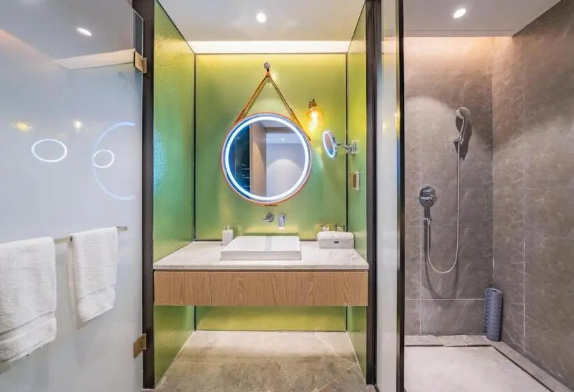 キングサイズベッドのスタンダードルーム, Holiday Inn Zhuhai City Center, An Ihg