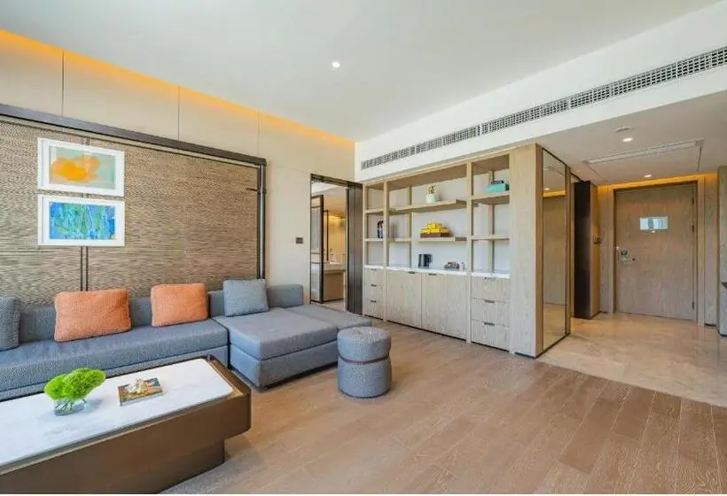 キングサイズベッドのスタンダードルーム, Holiday Inn Zhuhai City Center, An Ihg