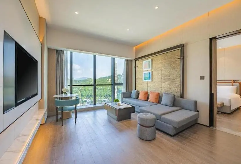 キングサイズベッドのスタンダードルーム, Holiday Inn Zhuhai City Center, An Ihg