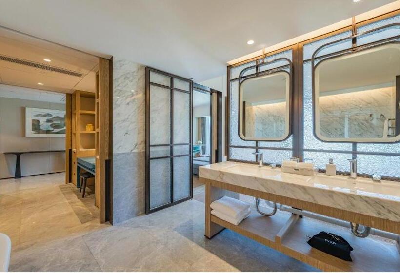 اتاق استاندارد با تخت بزرگ, Holiday Inn Zhuhai City Center, An Ihg