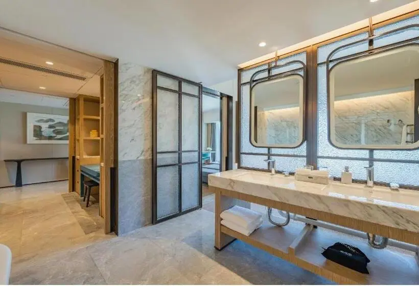 キングサイズベッドのスタンダードルーム, Holiday Inn Zhuhai City Center, An Ihg
