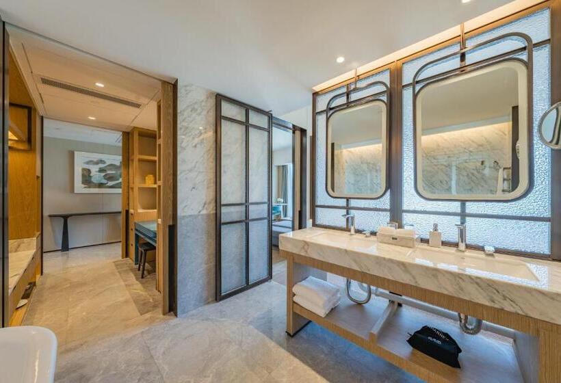 Стандартный Номер Кровать Кинг, Holiday Inn Zhuhai City Center, An Ihg