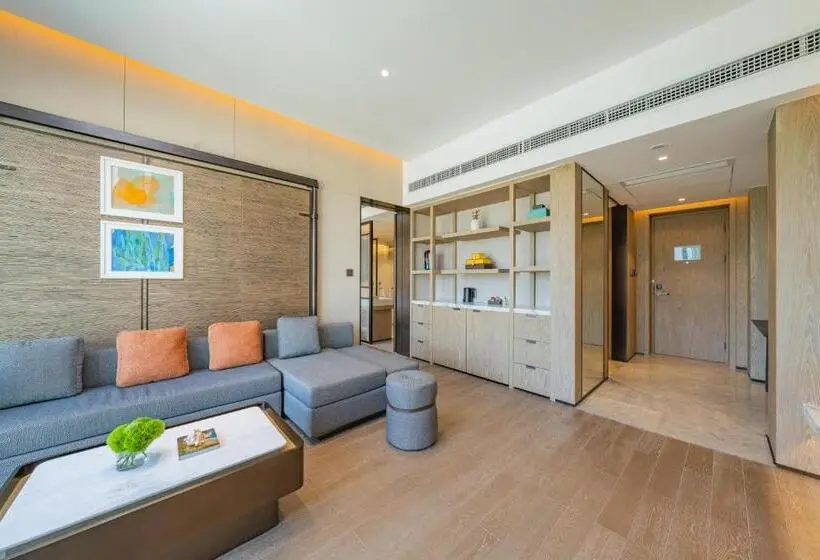 キングサイズベッドのスタンダードルーム, Holiday Inn Zhuhai City Center, An Ihg