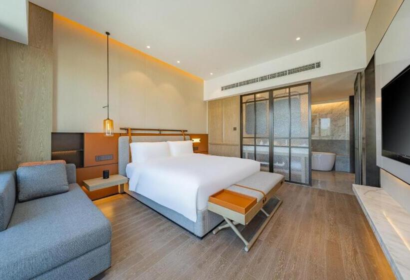 اتاق استاندارد با تخت بزرگ, Holiday Inn Zhuhai City Center, An Ihg