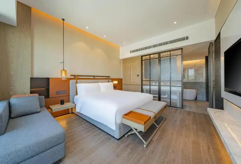 キングサイズベッドのスタンダードルーム, Holiday Inn Zhuhai City Center, An Ihg