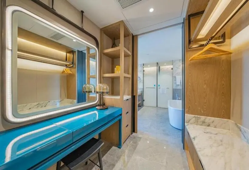 キングサイズベッドのスタンダードルーム, Holiday Inn Zhuhai City Center, An Ihg