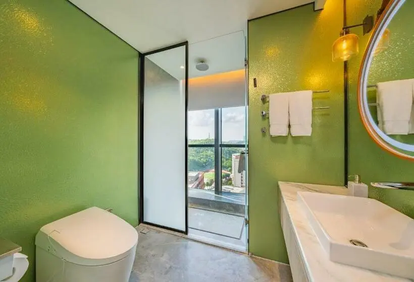 キングサイズベッドのスタンダードルーム, Holiday Inn Zhuhai City Center, An Ihg