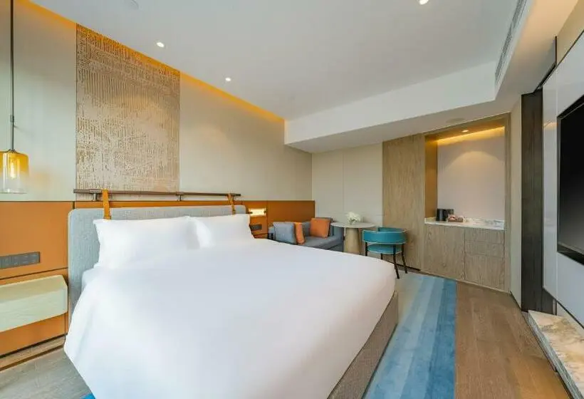 キングサイズベッドのスタンダードルーム, Holiday Inn Zhuhai City Center, An Ihg