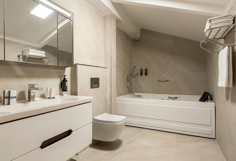 小型套房, Trademark Collection By Wyndham Operla Airport Hotels