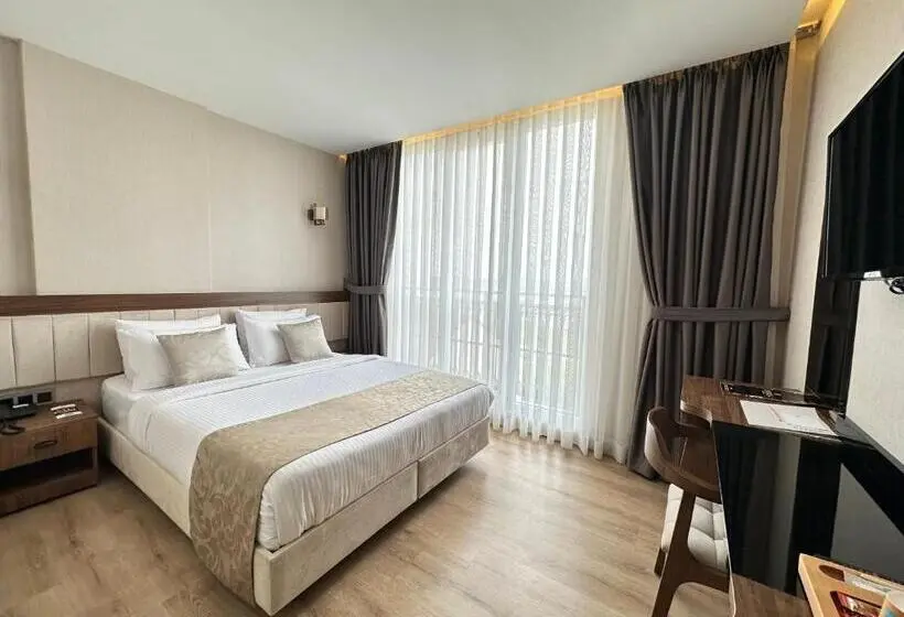 バルコニー付きデラックスルーム, Trademark Collection By Wyndham Operla Airport Hotels