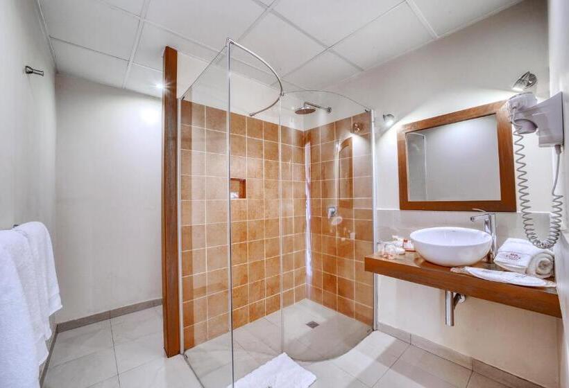 Полулюкс, Akwa Palace Douala