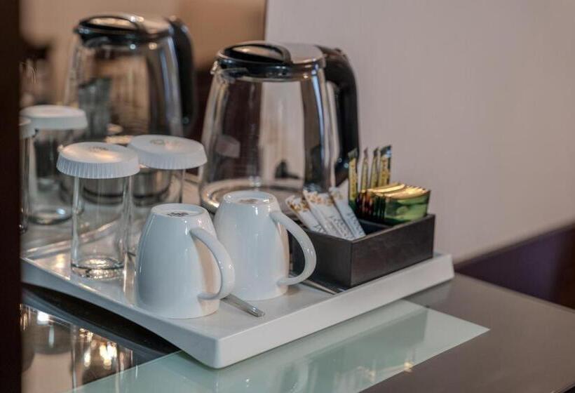 اتاق اجرایی یک تخته, Jannat Regency