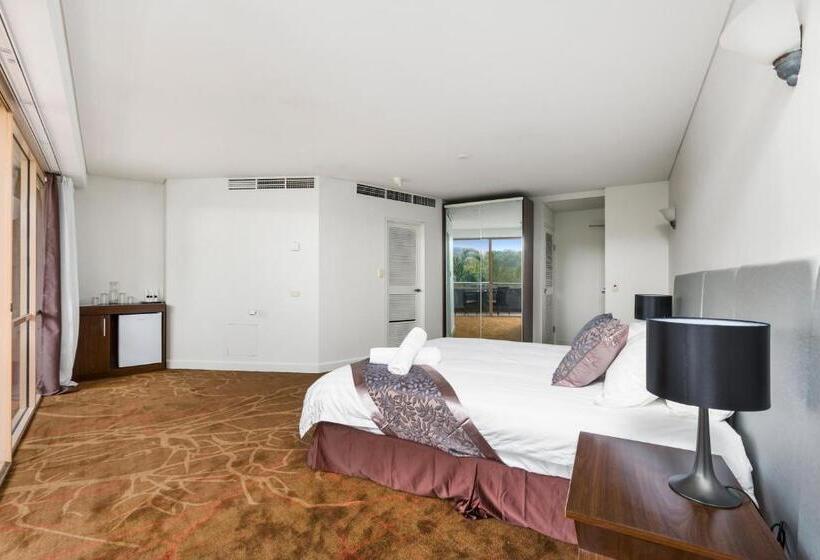 جناح دور أخير, The Kooralbyn Valley