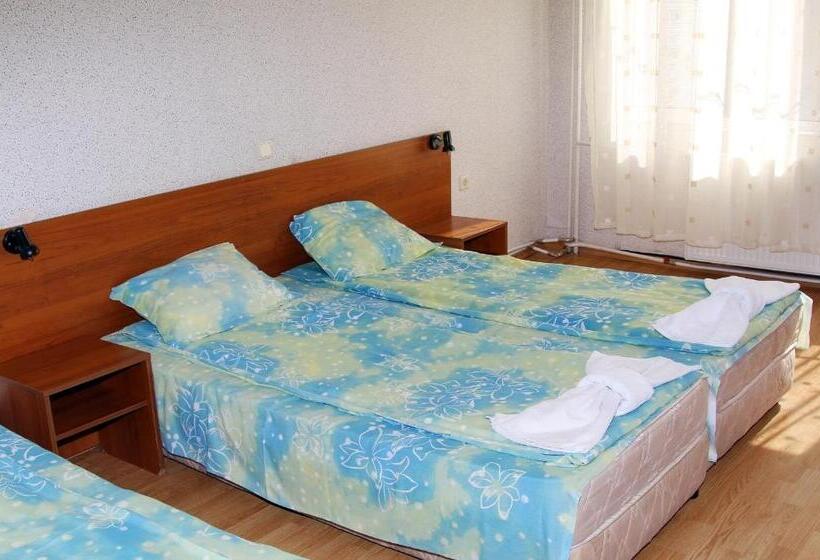 חדר משפחתי, Zora