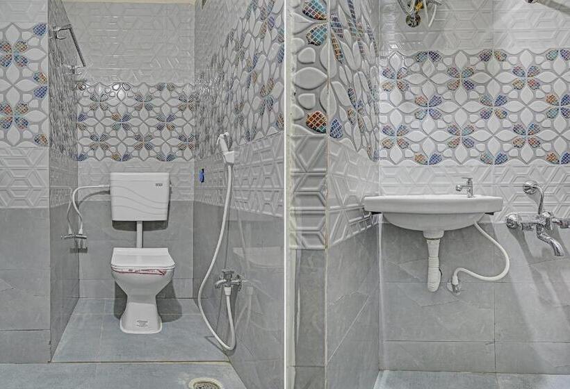 חדר קלאסי לשלושה, O Raj Inn