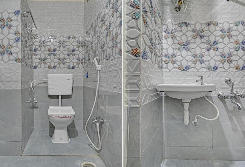 חדר קלאסי לשלושה, O Raj Inn