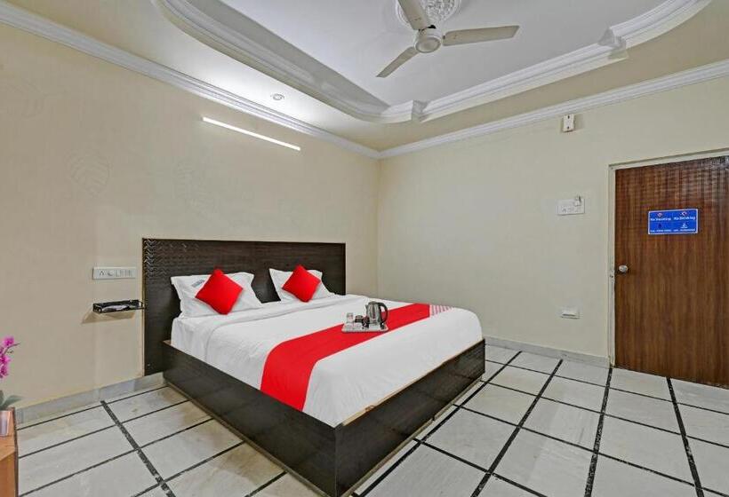 חדר קלאסי לשלושה, O Raj Inn