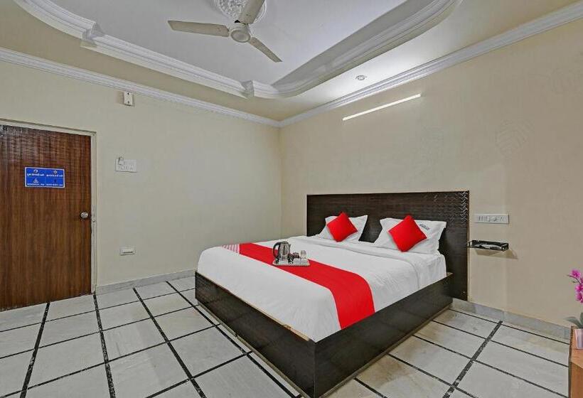 חדר קלאסי לשלושה, O Raj Inn